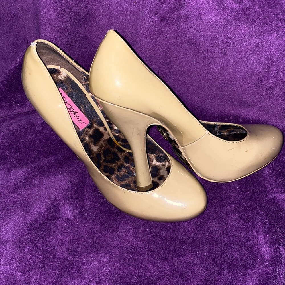 Betsey Johnson deep tan closed toe pumps - Picture 2 of 4